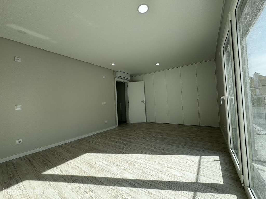 Moradia com 3 Suites, Garagem, Logradouro, Churrasqueira e Piscina-45