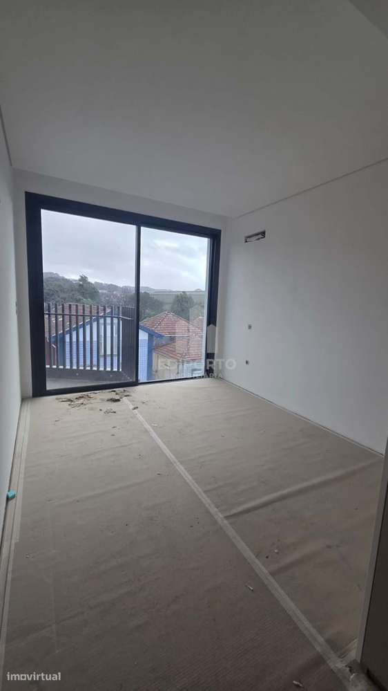 Apartamento T2 com Varanda e Garagem em Condomínio Fechado Conforto, Q - Grande imagem: 2/28