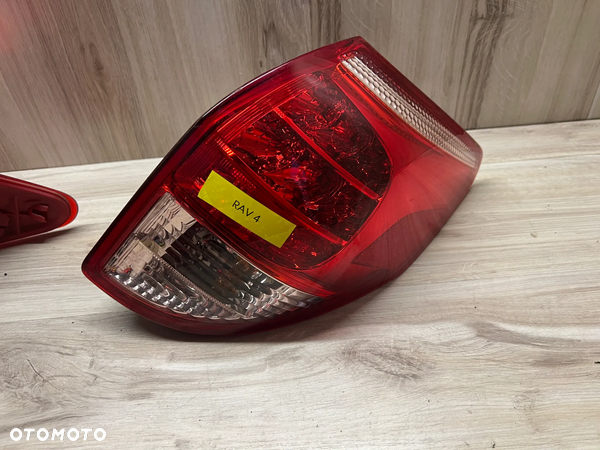 LAMPA TYLNA PRAWA TOYOTA RAV4 III - 2