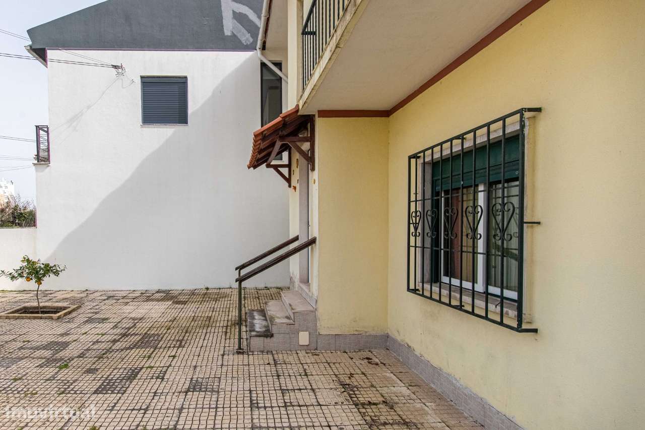 Moradia T5 transformada em T3 com aproveitamento de sótão MEM MARTINS-36