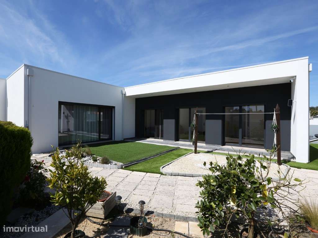 Moradia T3 Térrea de Arquitetura Moderna em Pataias - Grande imagem: 2/29