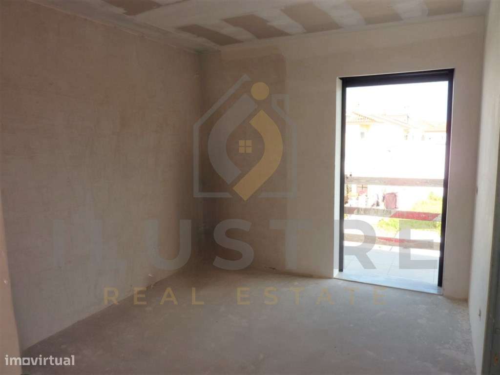 Moradia isolada com áreas generosas e piscina nos Foros da Amora-18