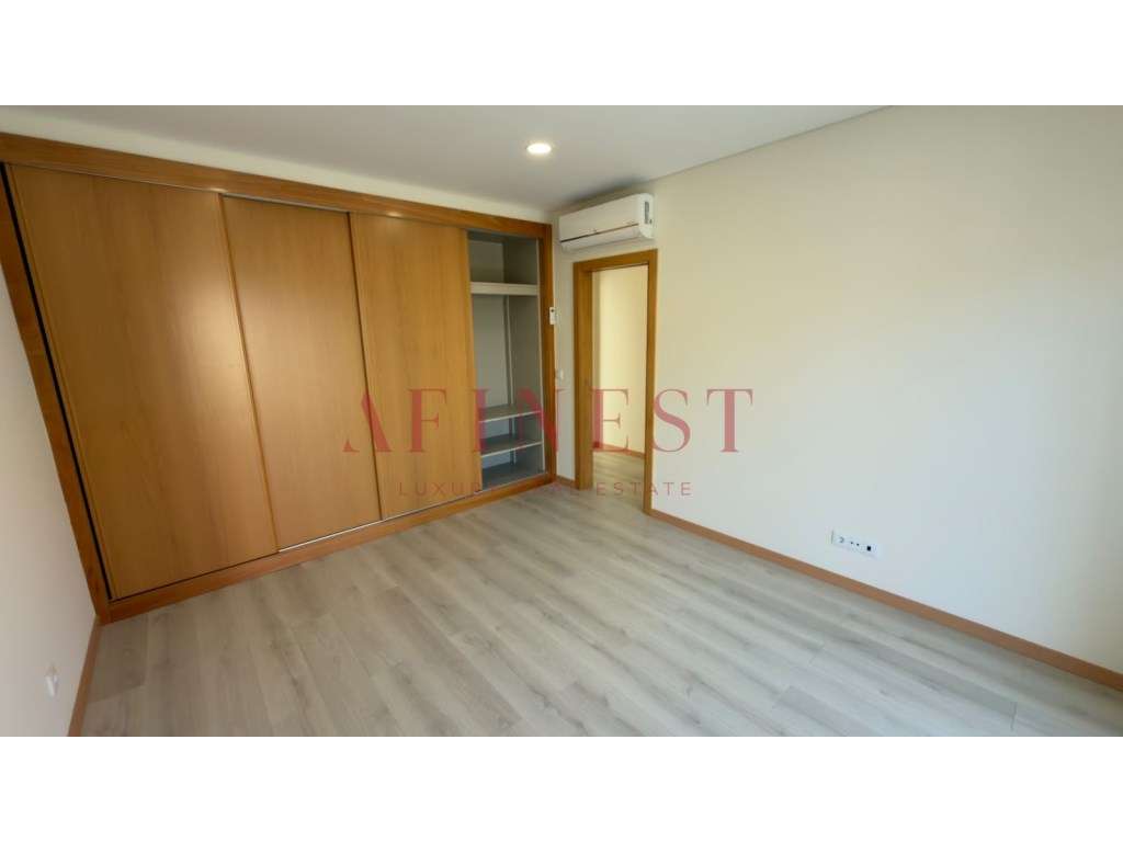 Moradia em Famões pensada para T4 | sala de 43 m² que dá 4.º quarto...-6