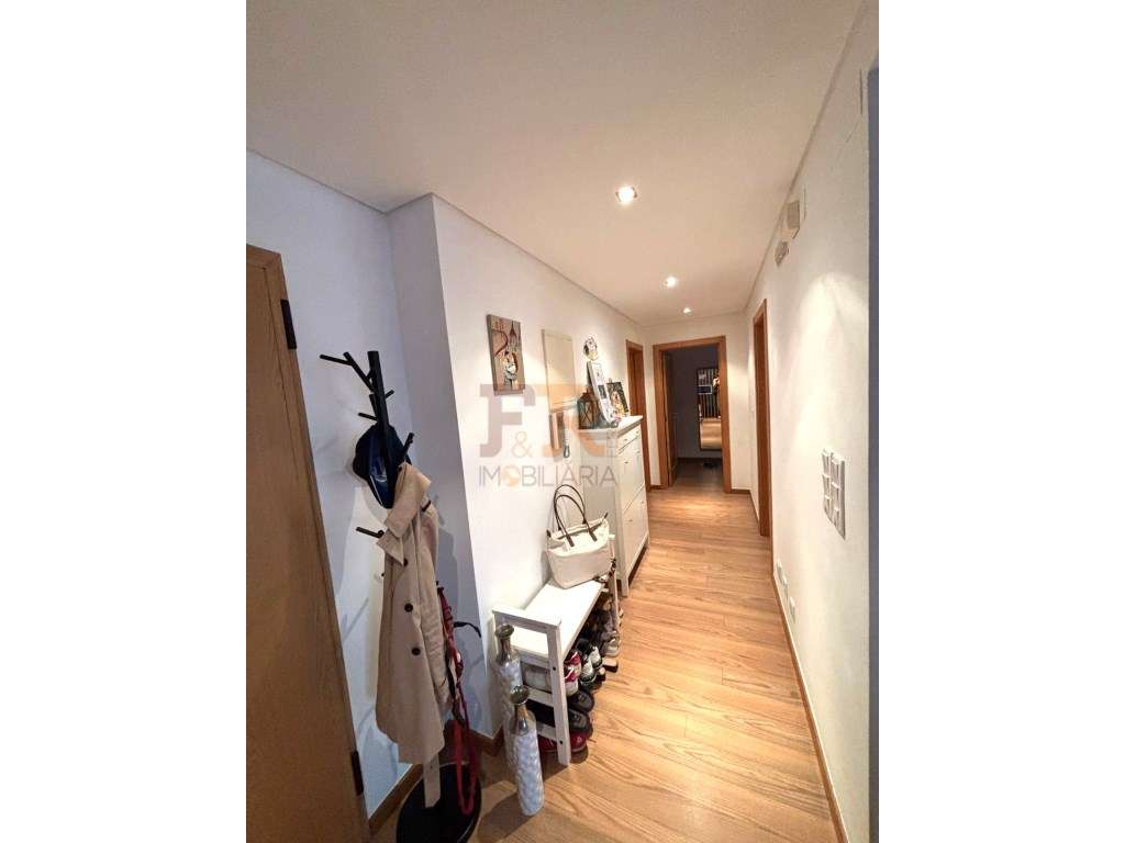 'Excelente' Apartamento T2 Moderno com Varanda ,Parqueamento Amadora-15