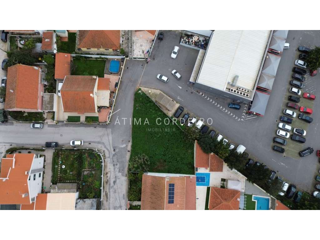 Terreno com 396 m², situado em uma localização privilegiada na pres... - Grande imagem: 1/14