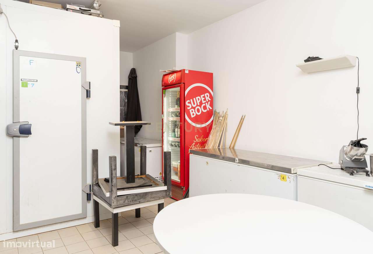 Trespasse de Bar / Restaurante de Diversão Noturna na Av. Marques de T-9