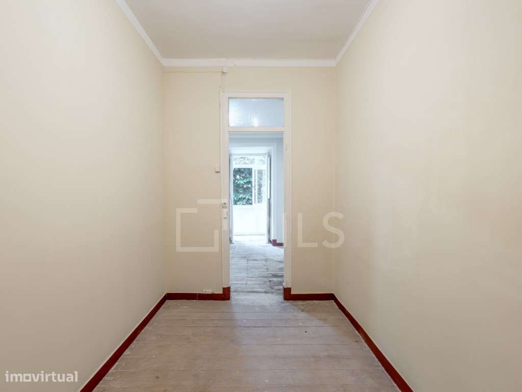 Apartamento T2 com terraço, para reabilitar nos Anjos, Lisboa-14