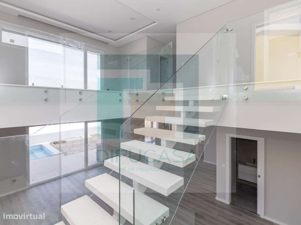 Moradia Isolada T4 Duplex com Piscina e Garagem-30