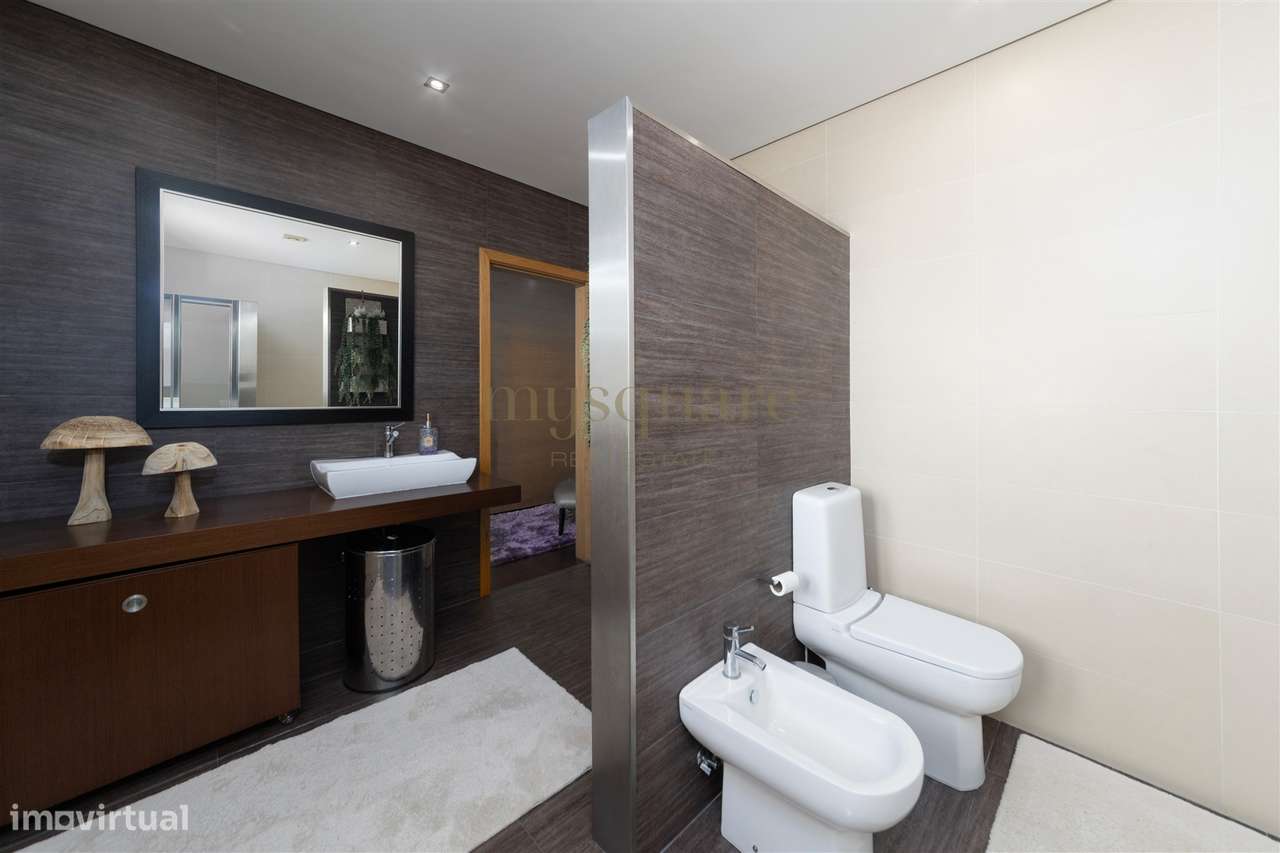 Moradia T4 geminada, com excelentes áreas, a 2 minutos do centro de Sa-21