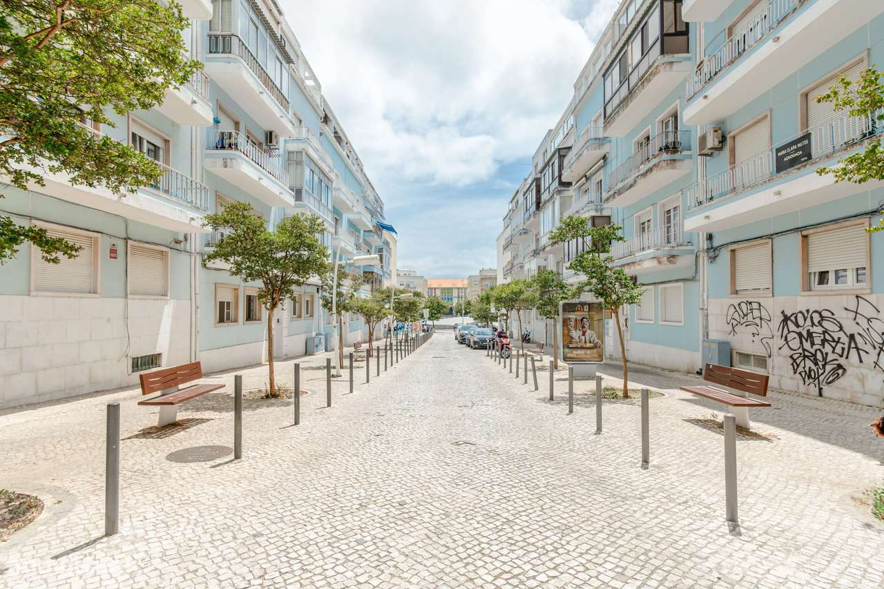 Espaçoso T2 com Jardim em Localização Central em Almada-26