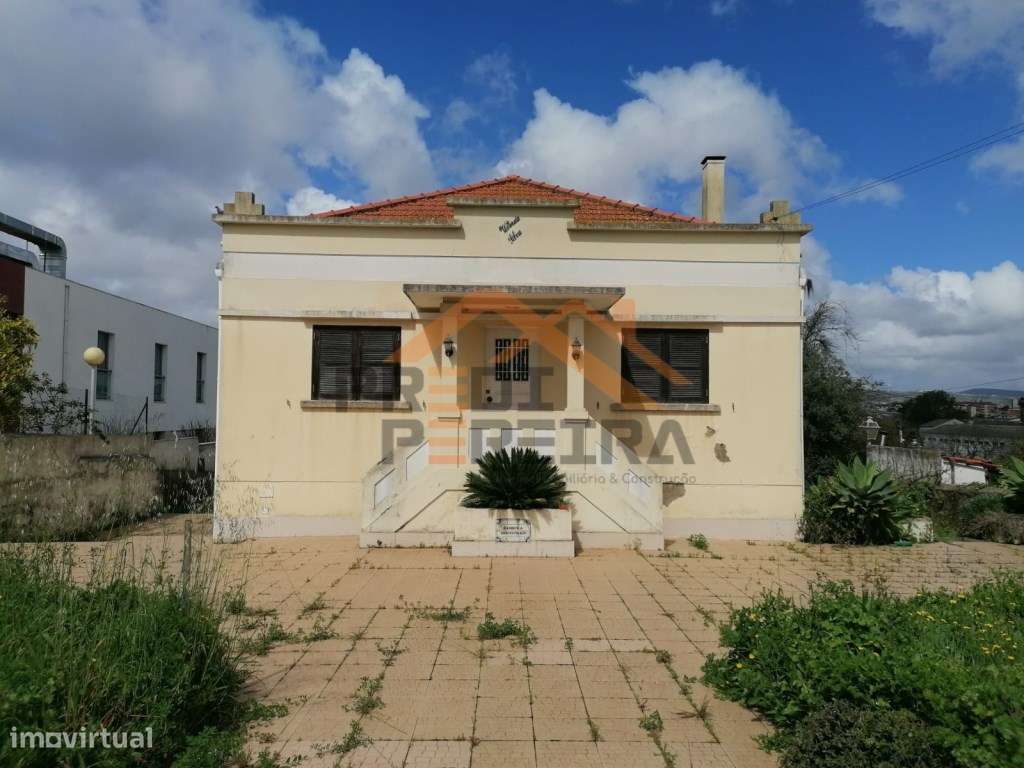 Moradia T7, de traça tradicional, situada no centro de Loures. - Grande imagem: 3/33