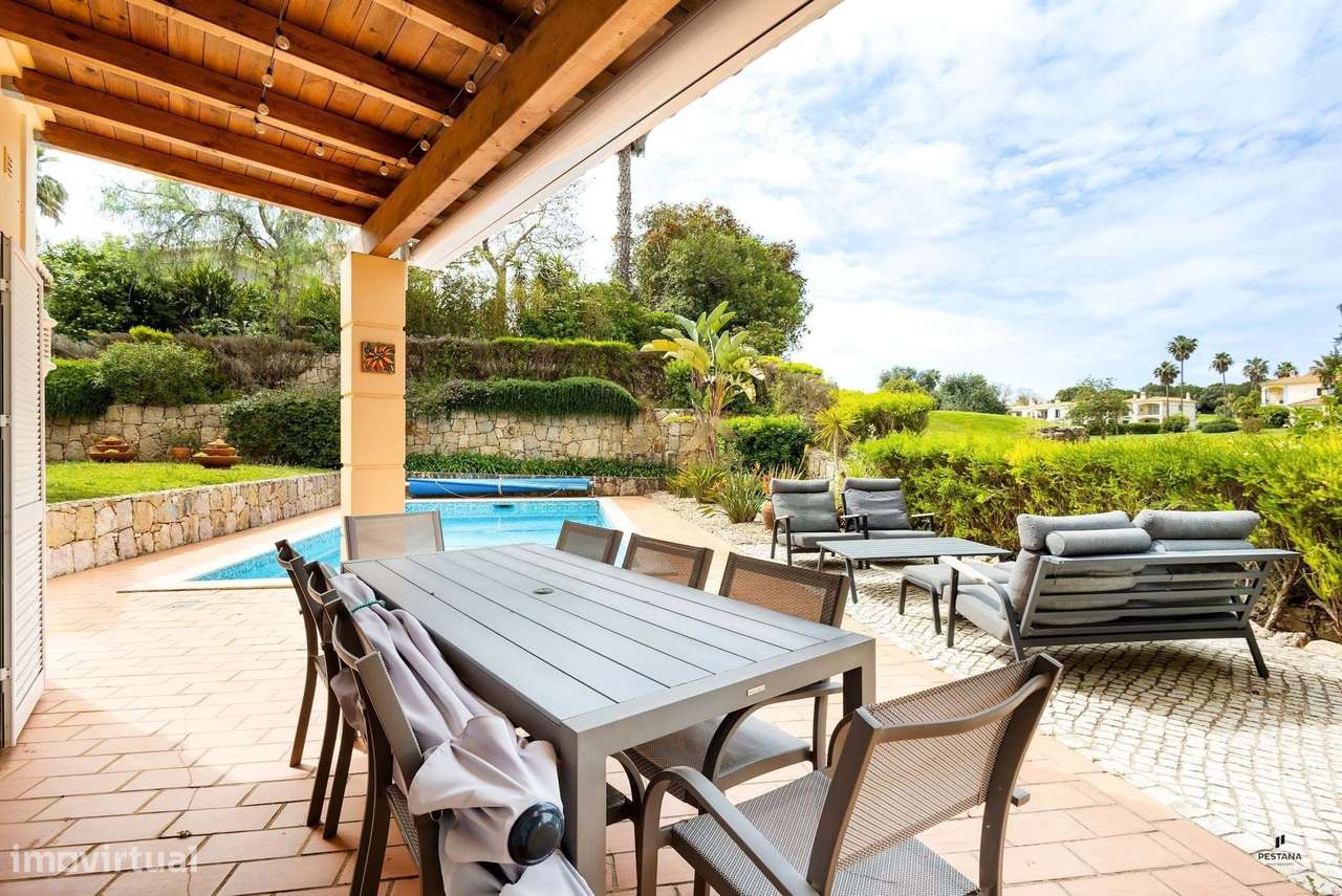 Moradia T4 com piscina, único piso,  com acesso direto ao exclusivo Ca-24