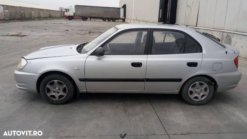 Dezmembrez Hyundai Accent 1.5 benzina - 2