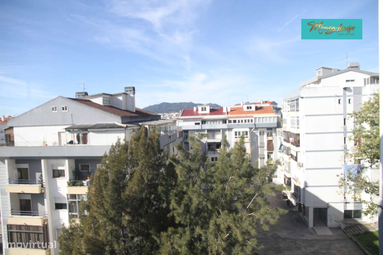 Iluminado apartamento T4, com vista panorâmica em Rio de Mouro-9