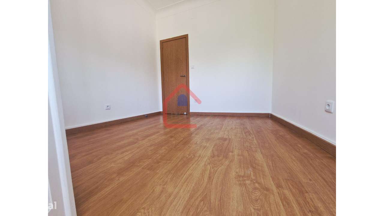 Apartamento T4 em Mercês-15