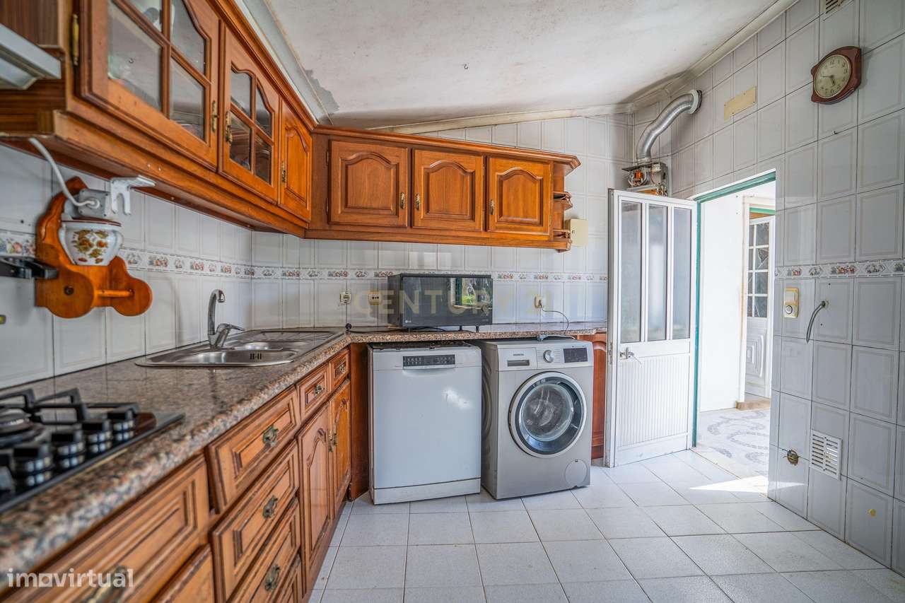Propriedade composta por prédio, moradia e terreno em Salir do Porto-14