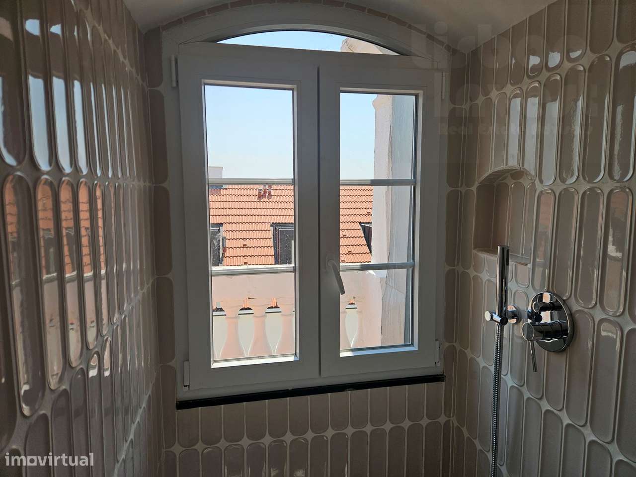 Vendo T2  remodelado em predio totalmente remodelado Terraço vista Rio-23