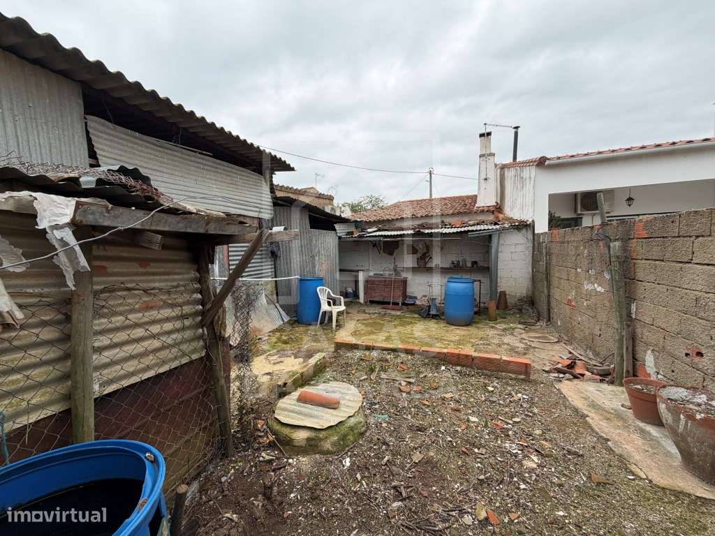 Moradia T2 com quintal e garagem em Selmes-24