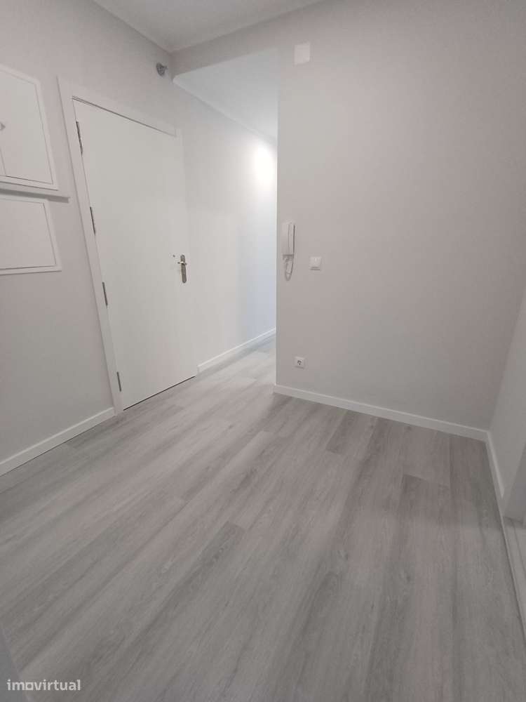 Apartamento T2 renovado, com arrecadação e a 2 km da praia-16