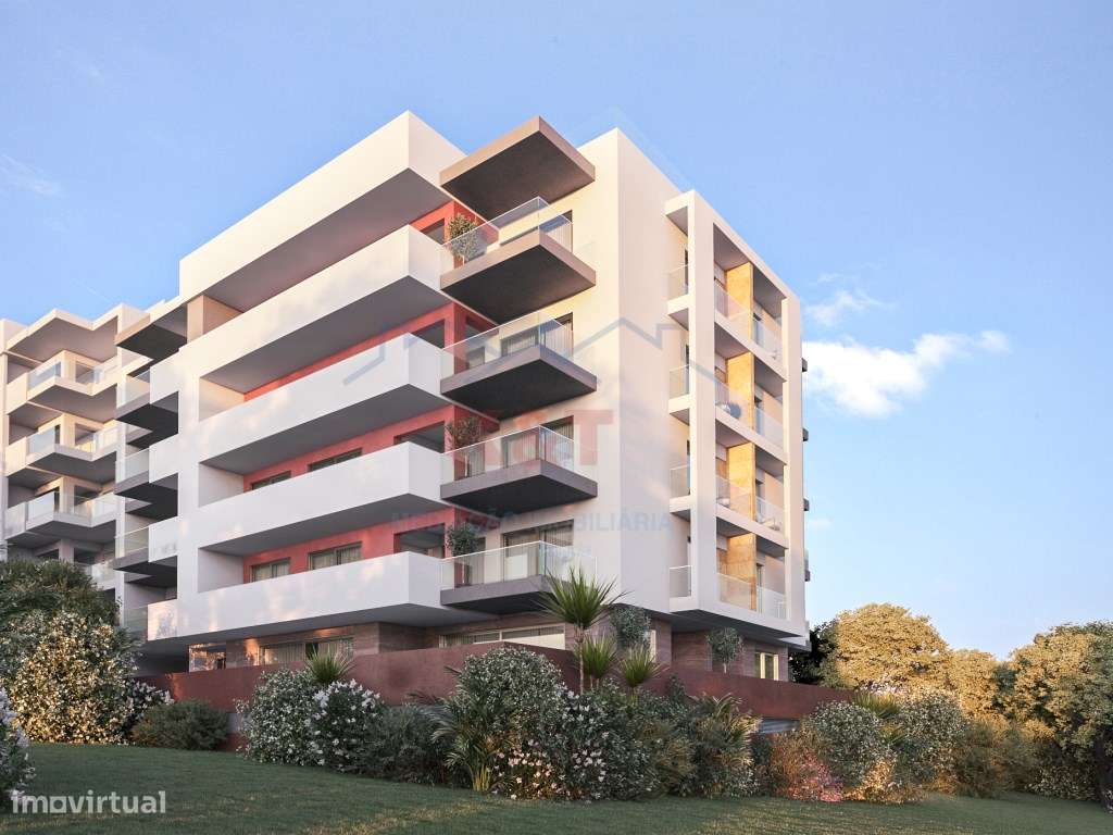 Apartamento T3 Novo com varandas espaçosas e piscina-11