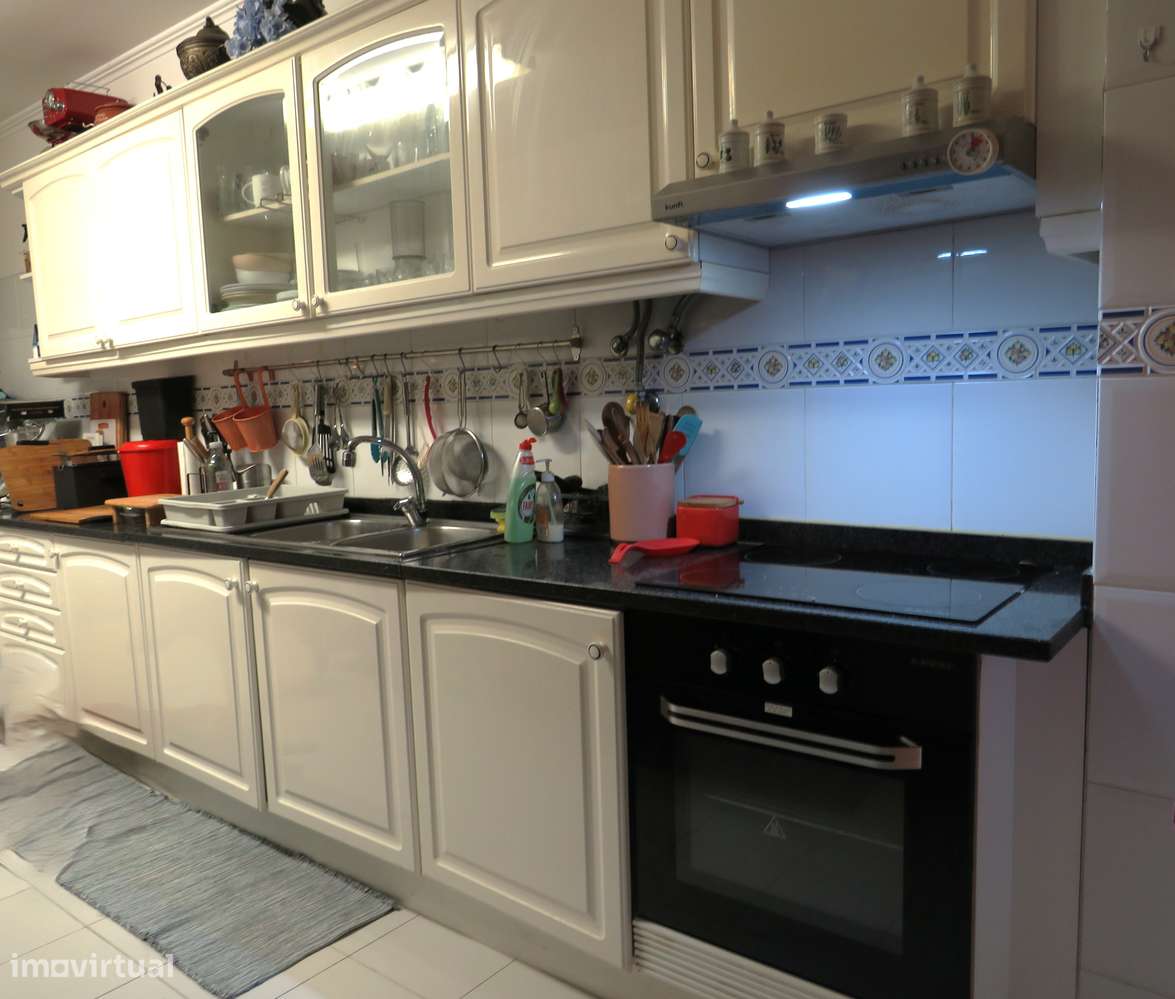 Excelente T2 na Tapada das Mercês, com 124 m² de área bruta - Grande imagem: 2/23