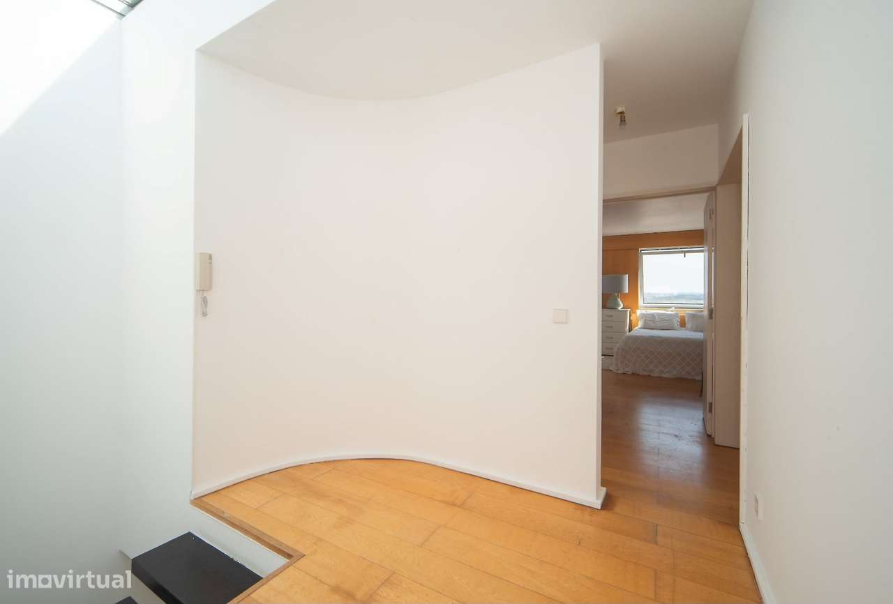 Moradia Contemporânea com Vista Mar e Piscina, Próxima da Beloura e Es-37