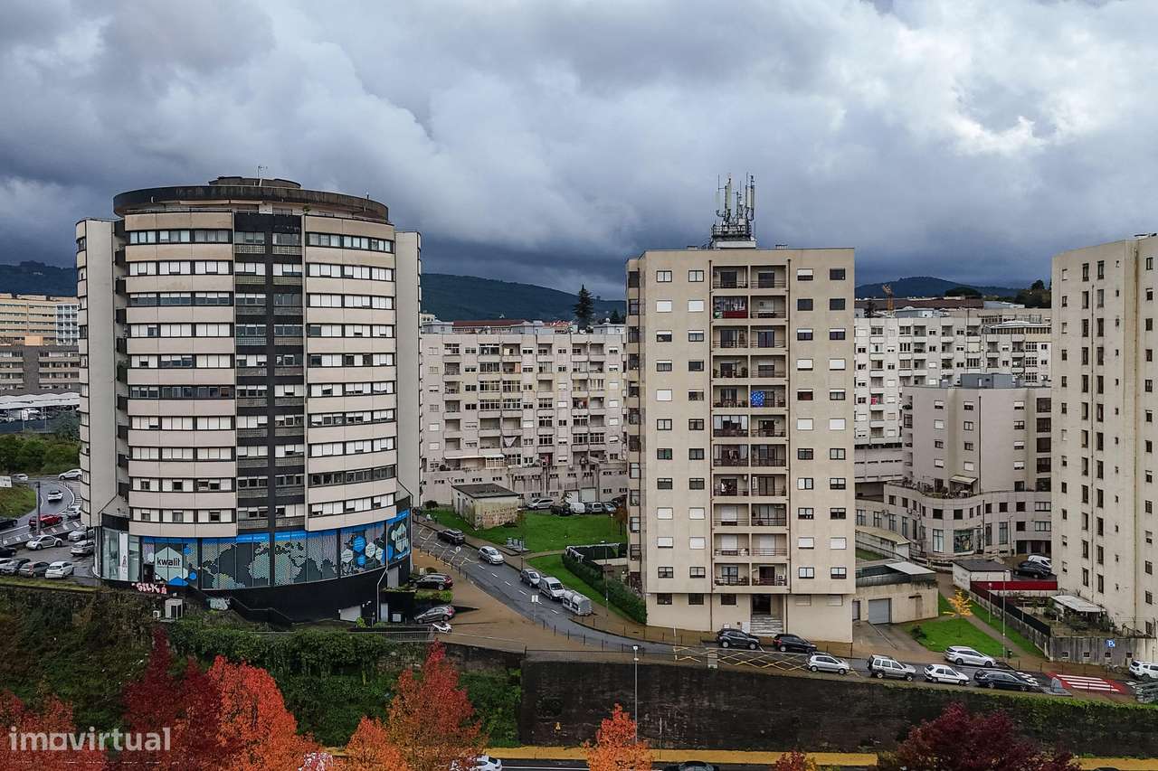 Apartamento T3 Renovado, com aquecimento central, varanda e lugar de g-27
