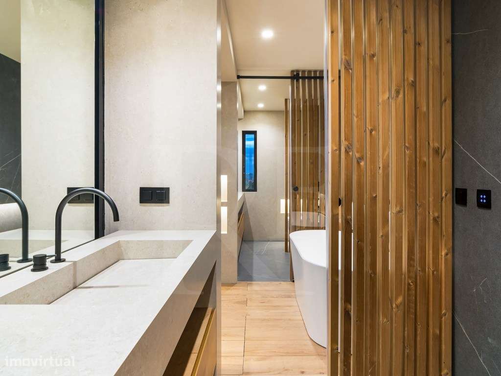 Moradia T5 com acabamentos de luxo e vista panorâmicas sobre a Baia...-32