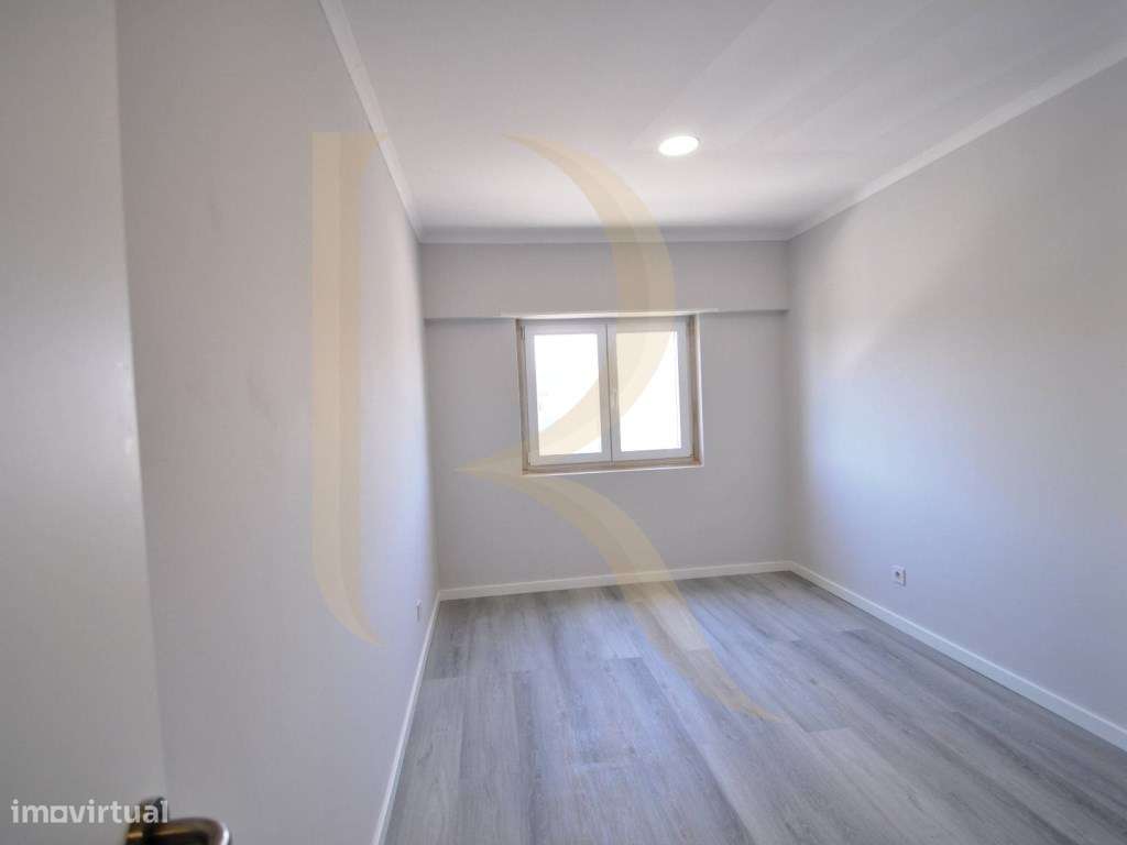 Apartamento T4 remodelado com varanda na Cruz de Pau-17