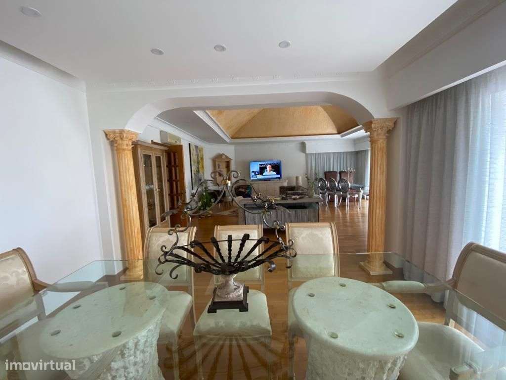 Magnífica Quinta V8 com piscina e deslumbrante vista mar. Localizada-17