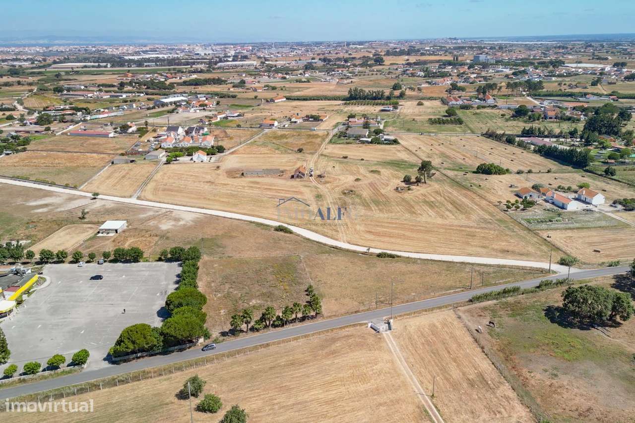 Terreno com 35000 m2 e moradia para reconstruir no Montijo-13