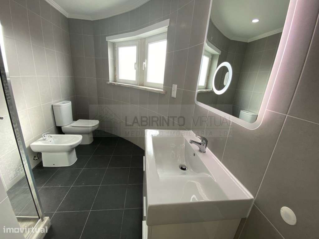 Vende-se excelente Moradia V3+1 na Ericeira, com vista mar.-26
