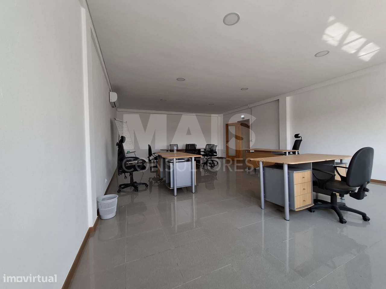 Armazém com Edifício e Terreno para Expansão em Vila Nova de Santo ... - Grande imagem: 4/17