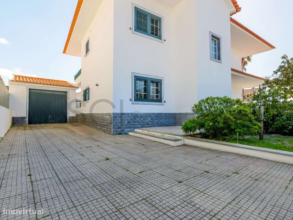 Moradia T5 Independente com Garagem em Fernão Ferro-37