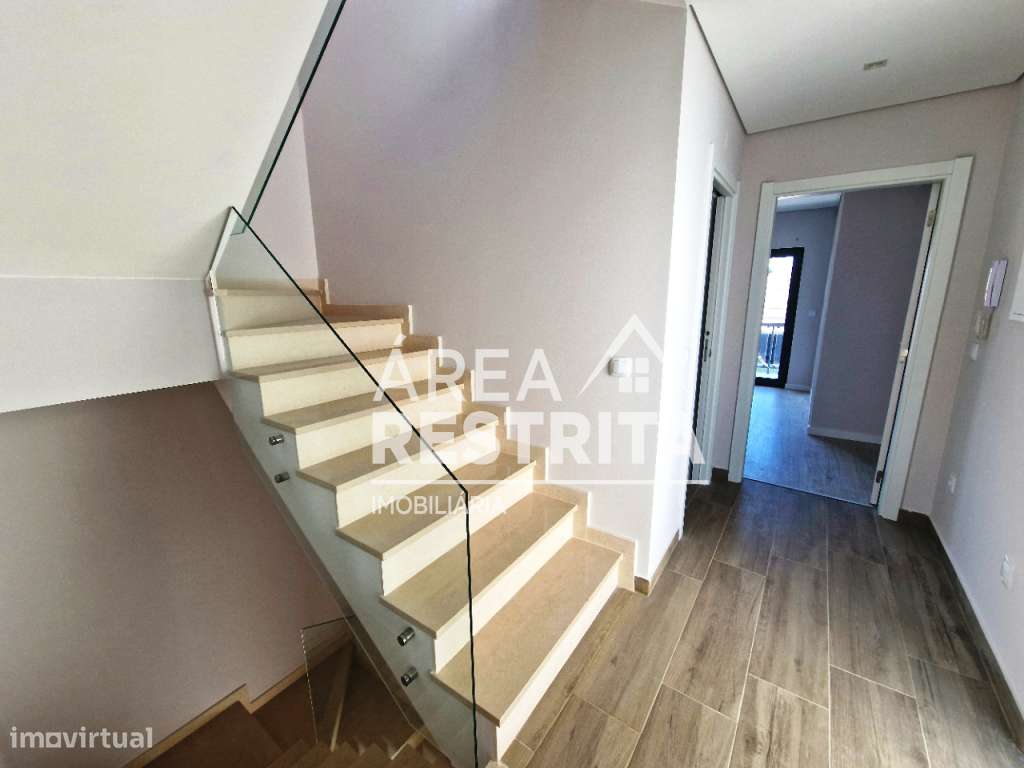 MORADIA T3 GEMINADA COM GARAGEM E TERRAÇO SUPERIOR NA QUINTA DO CONDE-14