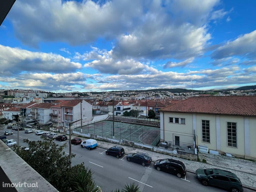 Apartamento T4+1 com aparcamento em zona do Bairro Norton de Matos