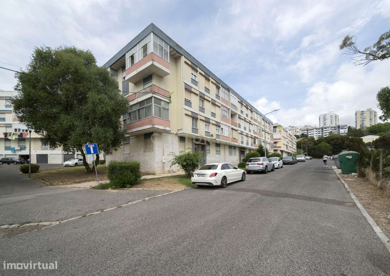 T2 com Excelente Localização em Queluz-25