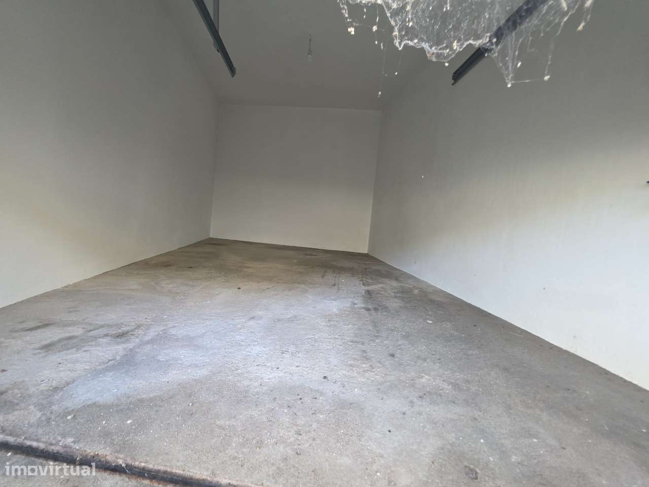 Moradia T2 com terraço e garagem nos subúrbios-17