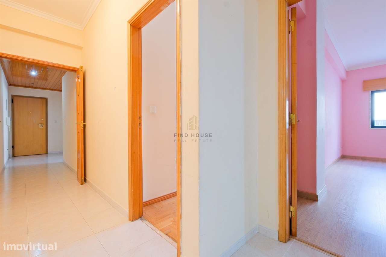 Apartamento T2 com terraço, lugar de garagem e arrecadação em Vale de-9