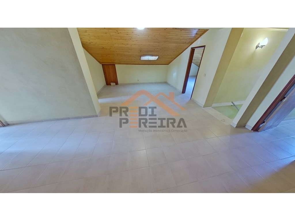 Situada em São João das Lampas, moradia T3 com terreno.-27