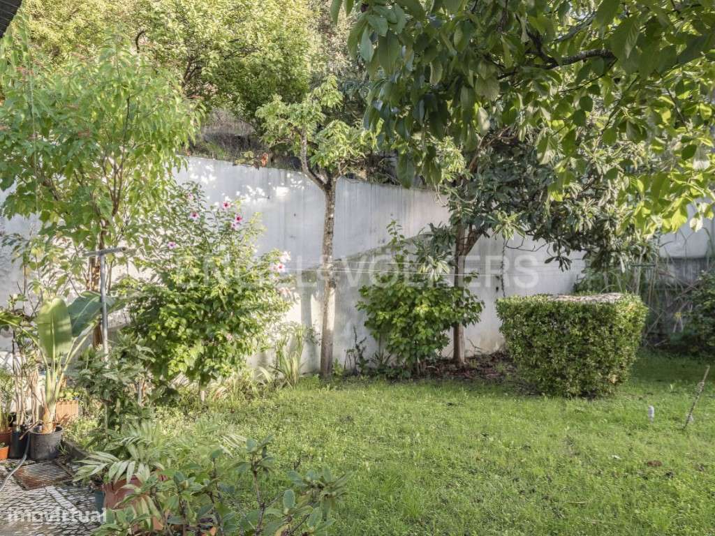 Moradia Isolada com Terreno de 1.300 m² em Alvalade-39