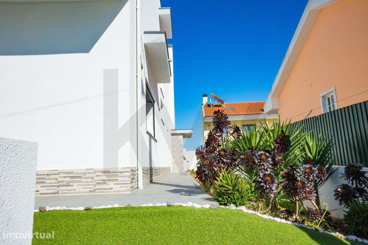 T3 Isolada em Famões: A Estreia Perfeita para a sua Família-5