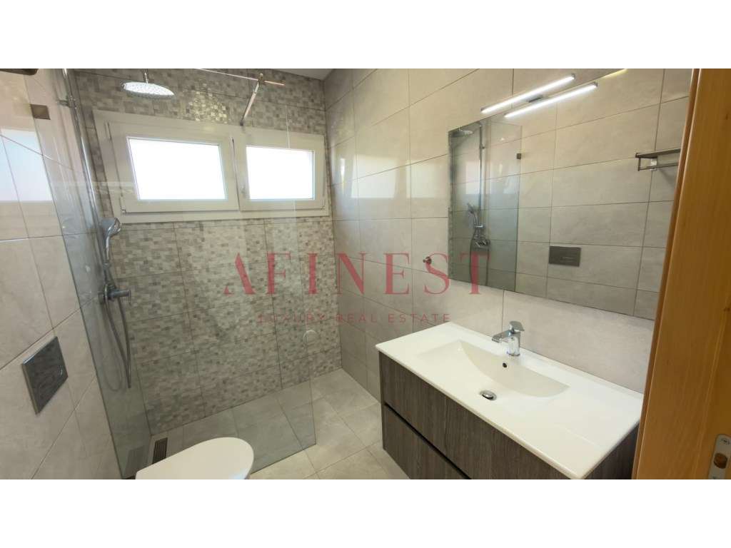 Moradia em Famões pensada para T4 | sala de 43 m² que dá 4.º quarto...-8