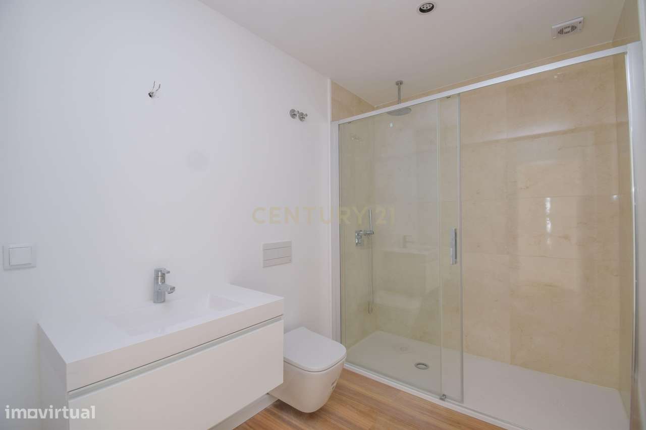 Moradia T4 de Arquitetura Moderna e Sustentável em Famões - Casal do R-28