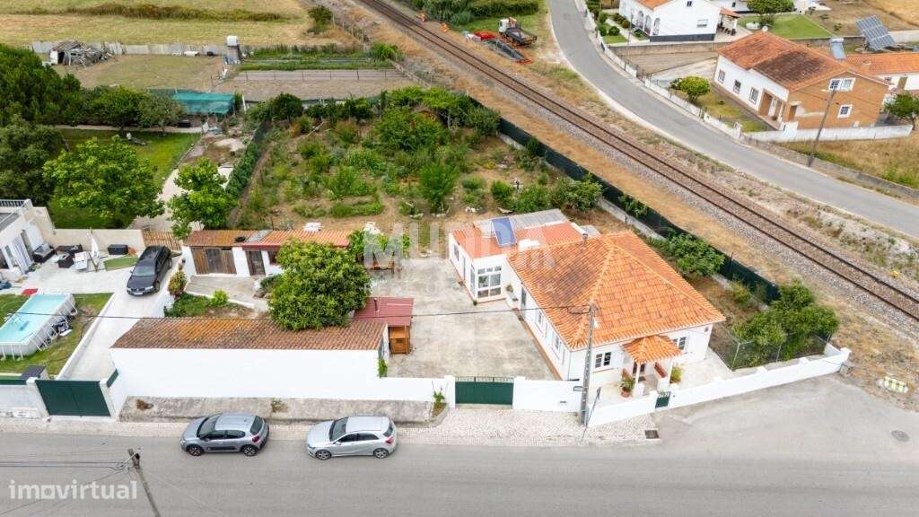 Moradia térrea T3 com anexos e terreno no Campo/Caldas da Rainha-36