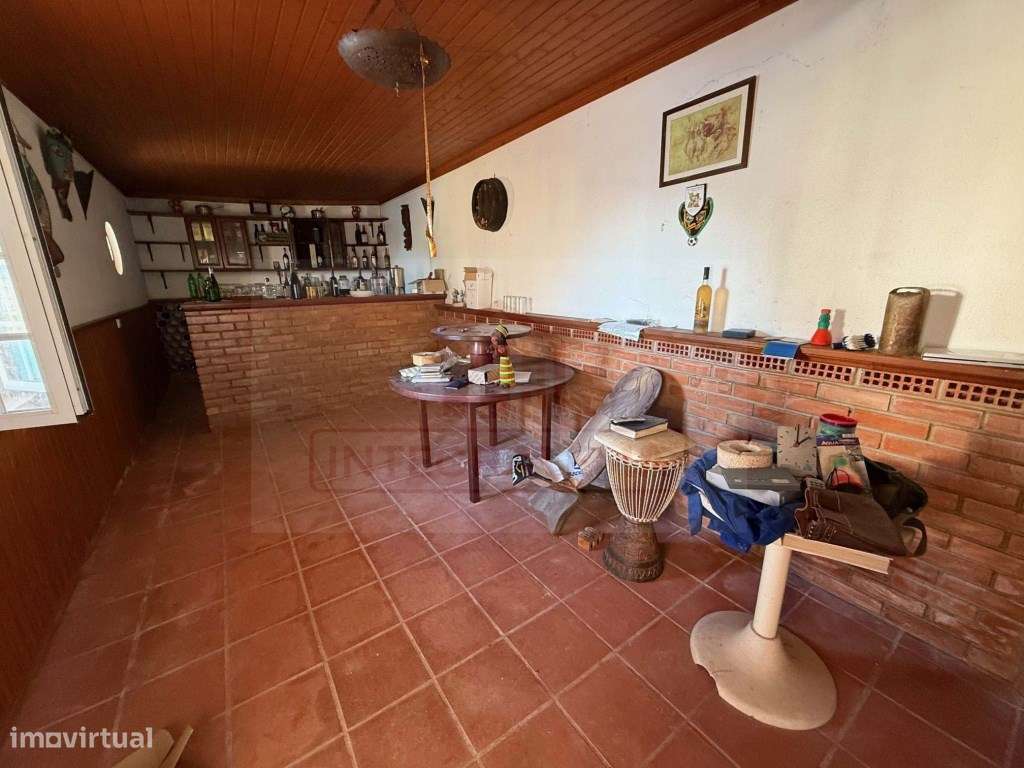 Moradia individual com anexos, piscina, armazéns e terreno-5