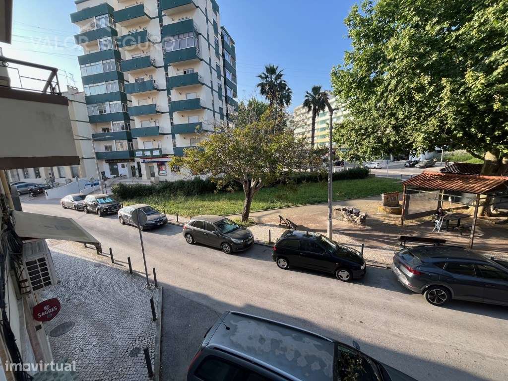 Apartamento T3 remodelado e com terraço-13