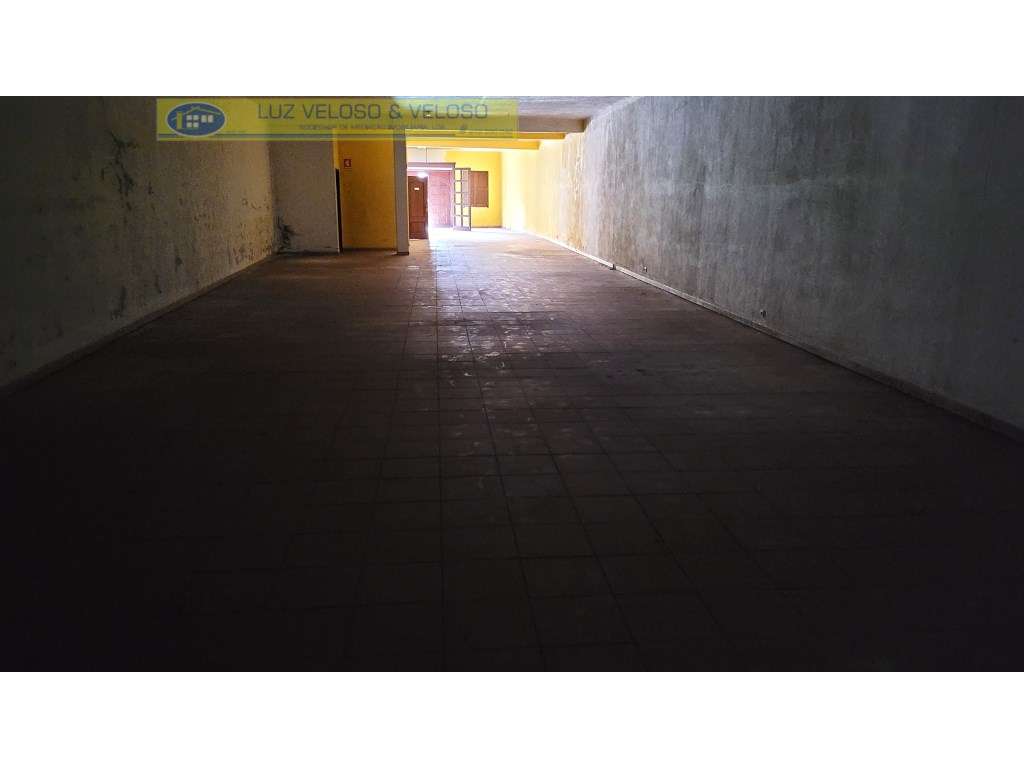 Prédio Urbano de R/C, 1º, 2º andares para Comércio em Cartaxo-13