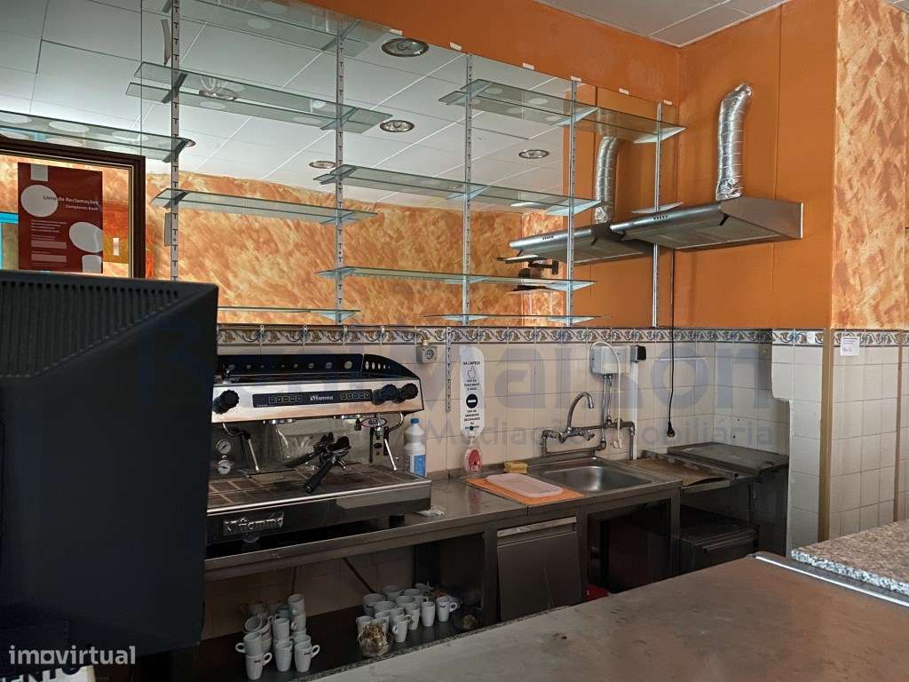 Vende-se Café/Snack Bar na Tapada das Mercês - Próximo da Estação CP - Grande imagem: 4/8
