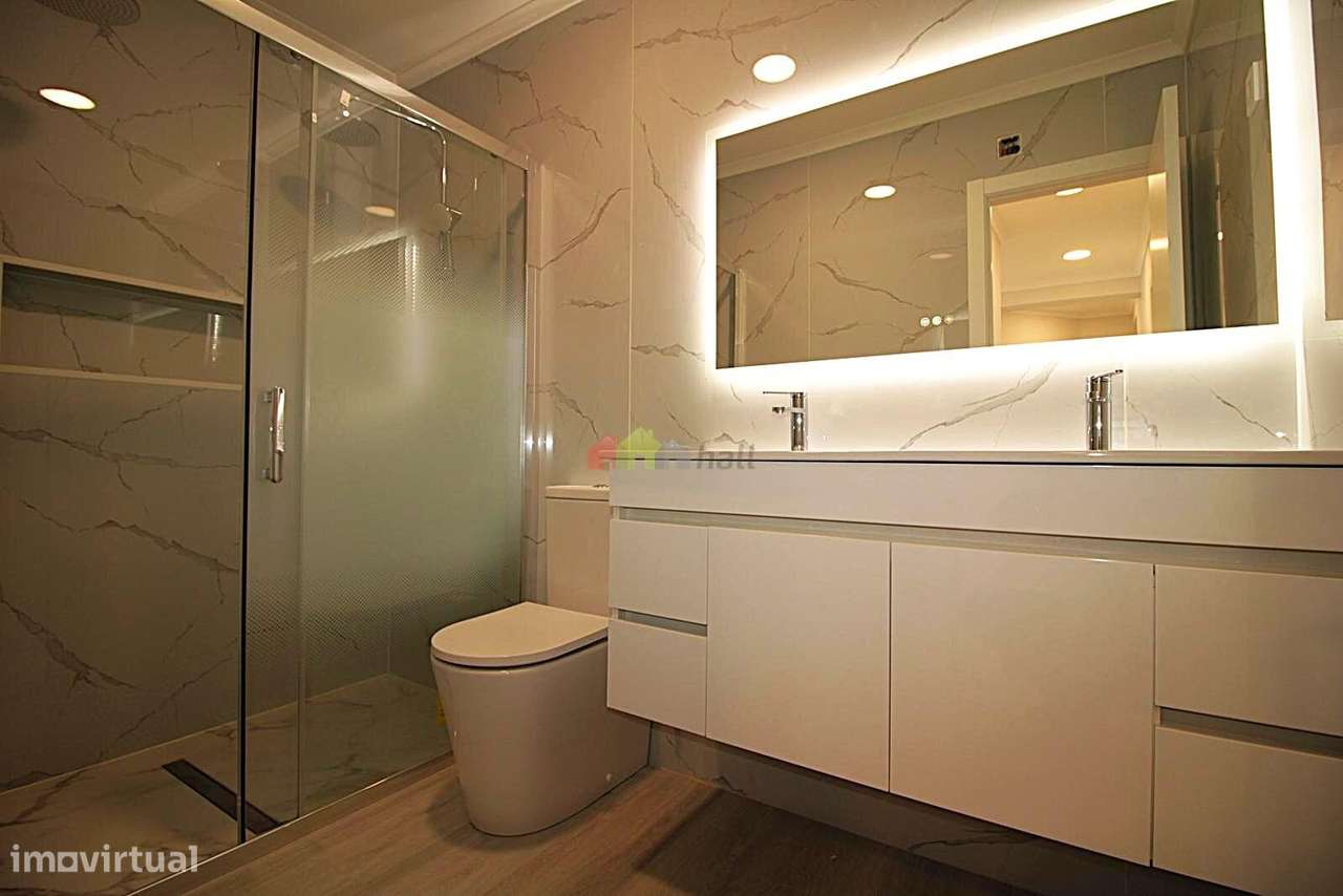 Apartamento T4, 3º andar, Totalmente Remodelado na Amora-21